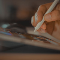 Symbolbild Digitalisierung - eine Hand die einen Tablet-Stift hält